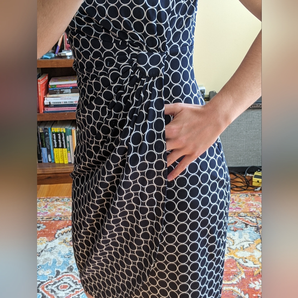 Super Flattering Pattern Dress - Picture 3 of 7